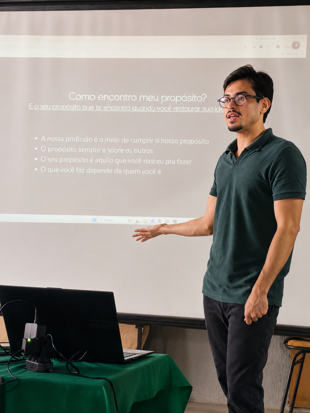 Jhonatan Melo apresentando uma palestra sobre propósito